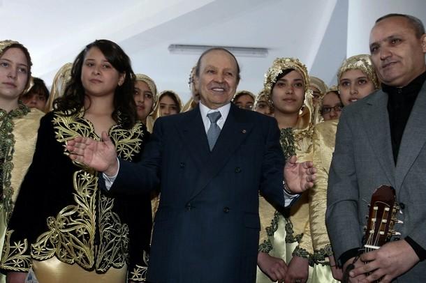 Blida - Algeria's President Abdelaziz Bouteflika poses with musicians at a
