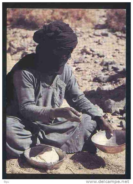 174823-hoggar-algerie-targui-preparant-le-pain-targella-mella.jpg