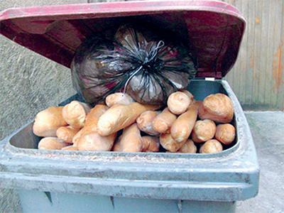 02-182048-oran-gaspillages-les-poubelles-debordent-de-pain.jpg
