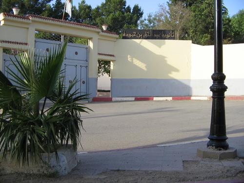 Entr�e du Lyc�e Benhamouda (El Karmett)