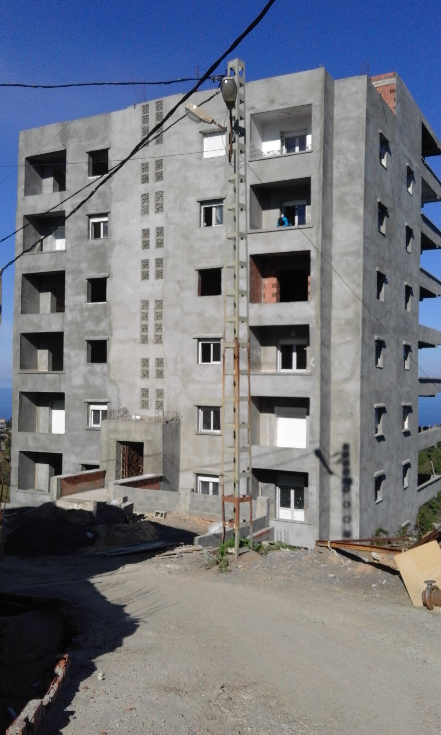 Vente des appartements  Bouzareah un immeuble de 10 étage avec ascenseur avec deux entrées bien situés résidence clôturée vue sur mer