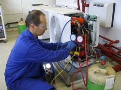 Frigoristes et électrotechniciens.