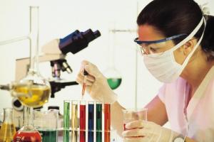 Ingénieur en chimie industrielle, TS en chimie ou en contrôle qualité