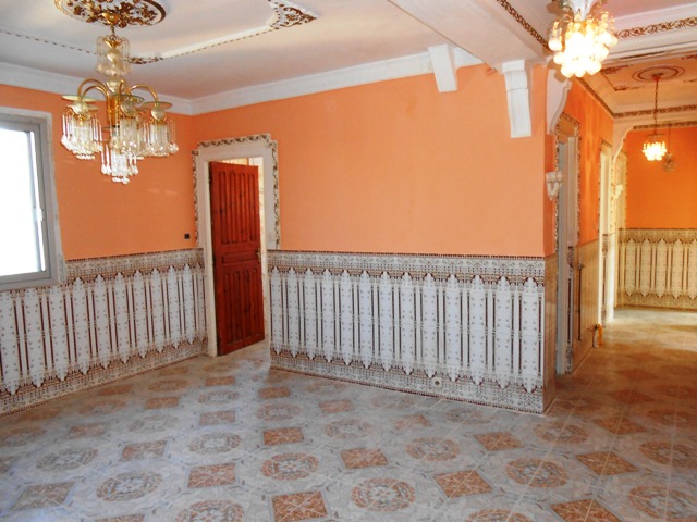 Vend Un Appartement F4 Refait à Neuf Avec Vue Dégagée à La Cité Tobal, Bejaia Ville