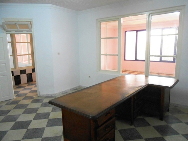 Louons Un Spacieux Etage De Service, Bien Aménagé à La Cité Aouchiche, Bejaia ville.