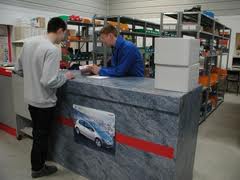 Un magasinier pièces de rechange automobile à Oran