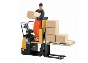 Un préparateur des commandes (homme)