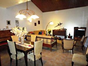 Vend belle villa résidentiel standing, avec beau jardin à Tichy ville, Prêt de la mer, Bejaia