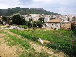 Vend à Bejaia Ville, Un Beau Terrain Résidentiel Avec Une Belle Vue Sur Mer et Gouraya.