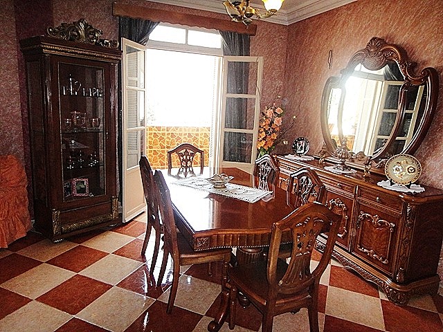 Vend Un Très Beau F4 Propre et Refait à Neuf En Plein Centre Ville De Bejaia.