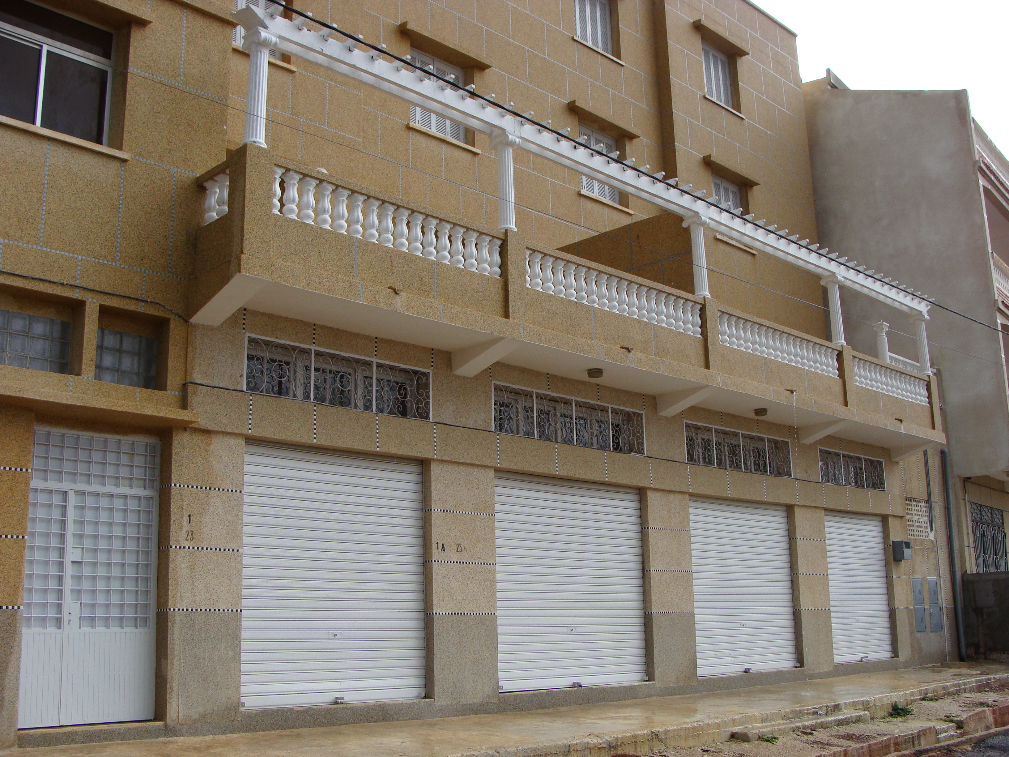 LOCATION DE DEUX LOCAUX : 230m²  +  50m²