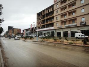 Louons un très beau local commercial en R 1/Cour de 1500 m²  a Bejaia Ville