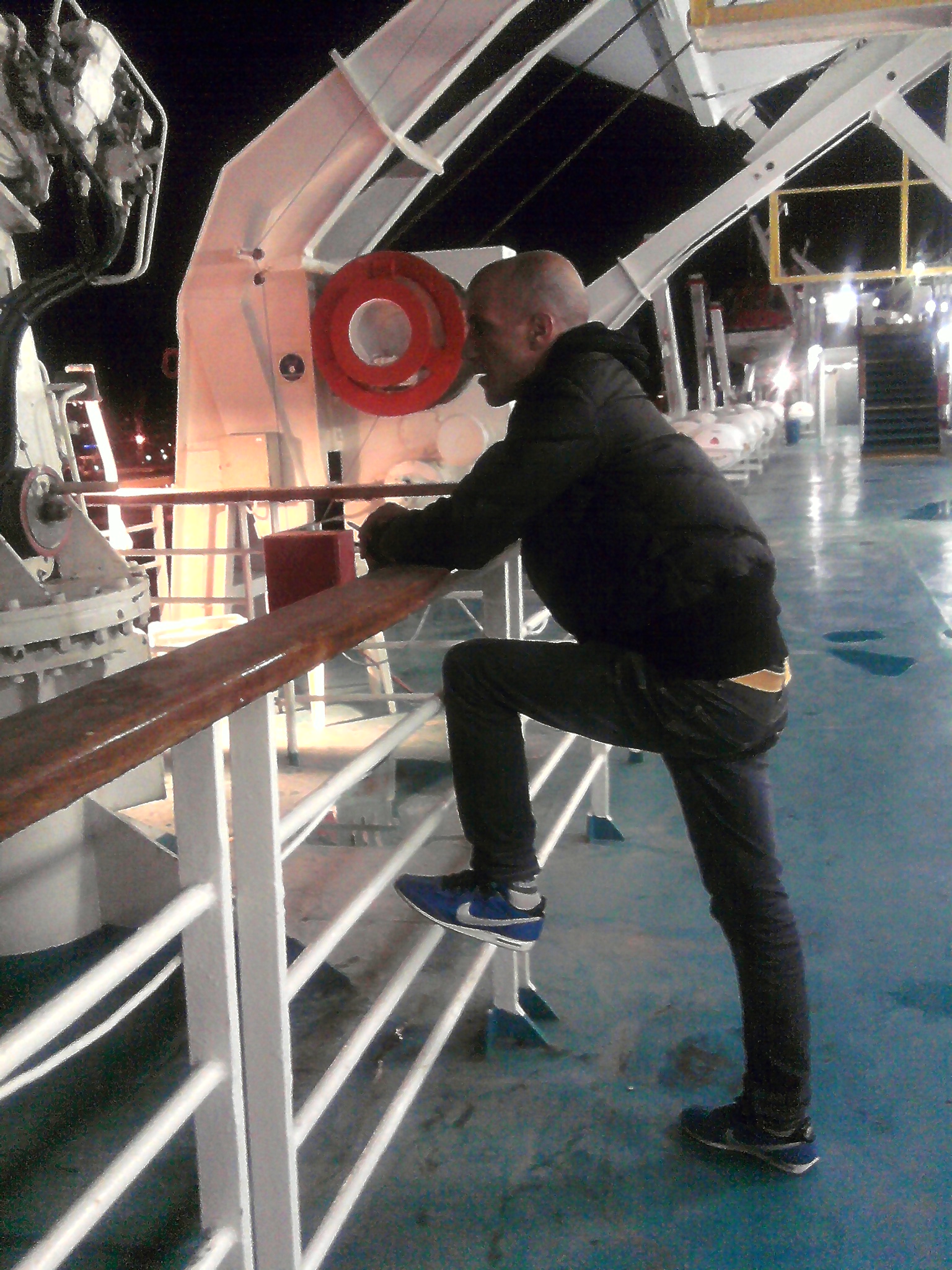 البحث عن مفقودين باليونان