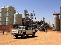 Usine de gaz de Tiguentourine:                                Les installations du site en cours de déminage par les forces de l'ANP