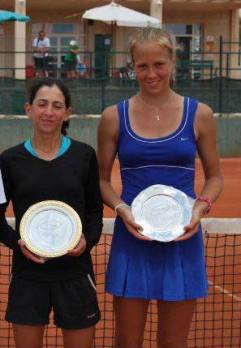 Une Algérienne présente                                Edition des Petits AS