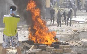 احتجاجا على انقطاع التيار الكهربائي : شباب يقطعون الطريق ويضرمون النار في إطارات مطاطية بتيارت