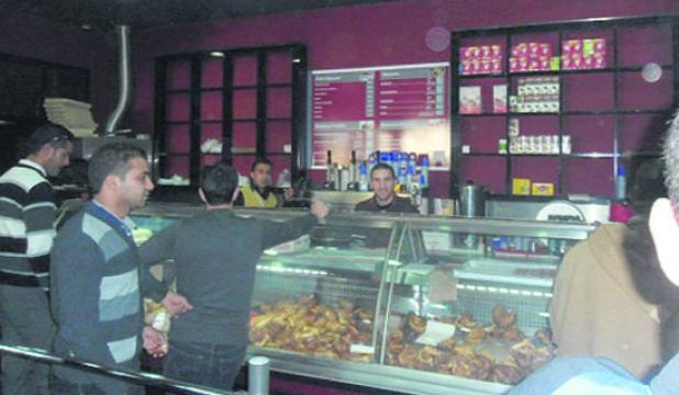 تسمية المحطّة تضليل للمسافرين ودعوة لرفع عدد العمال محطّة الخدمات ''بحيرة عين زادة'' في الطريق السيّار ببرج بوعريريج