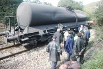 تسرّب 26 ألف لتر من المازوت بسكيكدة على إثر إنحراف قطار لنقل المحروقات