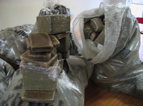 حجز 33 قنطارا من المخدرات على متن سيارتين بعين تموشنت