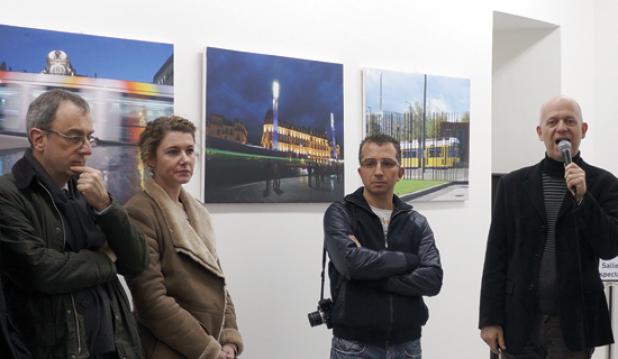 ''الترامواي''.. وسيلة نقل وديكور عمراني عرض للمصوّر عبد الحميد أوراغ في وهران