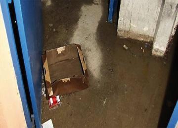 فيضان الأقبية وغياب الإنارة العمومية مشكلان بحي 8 ماي بجسر قسنطينة قاطنوها يطالبون المسؤولين بالتكفل بالوضع