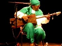 La chanteuse et musicienne Hasna El Becharia enchante ses fans à Alger