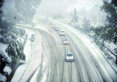 D'importantes chutes de neige et de grêle, plusieurs routes fermées