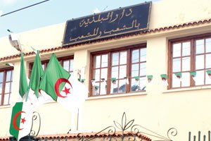 ظل يتنقل بين فرنسا وسويسرا بجواز سفر مزور : الإطاحة ب”مير” سابق اختلس 8 ملايير من بريد الطارف