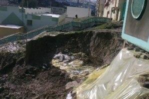 إثر انهيار جدار  دعم  بشارع أحمد بوڤرة : إجلاء 3 مواطنين من تحت الركام بالأبيار