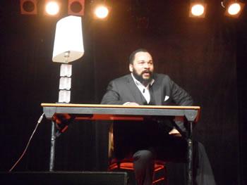 Le triomphe de Shoah-ananas à Alger! DIEUDONNE AU CHAPITEAU DU HILTON