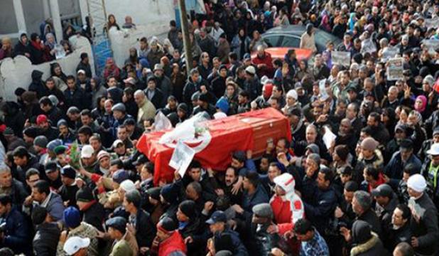 التونسيون شيّعوا شكري بلعيد لكنهم يرفضون تشييع الثورة يوم من الصمت المبكي والقنابل المسيلة للدموع