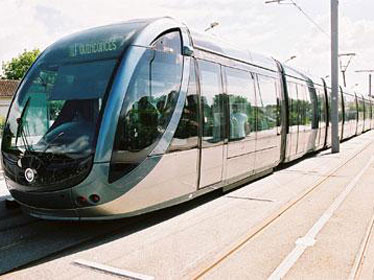 Le tramway, moyen de transport à la mode en Algérie
