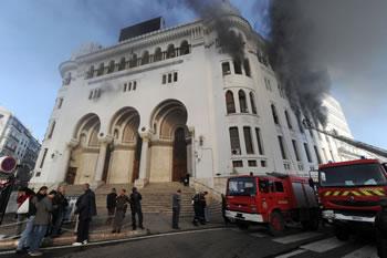 La nouvelle version de Benhamadi INCENDIE DE LA GRANDE-POSTE