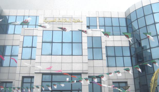 المكتبة بنوافذ مهشمة وبمحاذاة محطة بنزين سعيدة تقرأ على قارعة الطريق الوطني