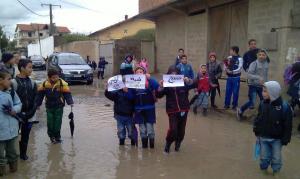 بعد أصبح الأطفال المدارس يسيرون على السكة الحديدية عوض الطربق .