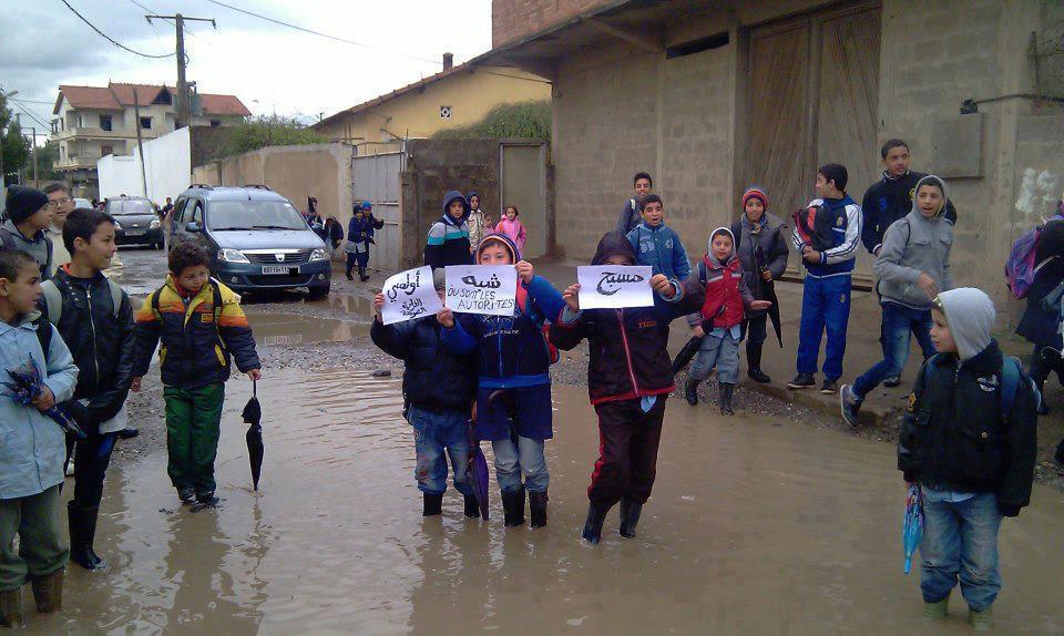 بعد أصبح الأطفال المدارس يسيرون على السكة الحديدية عوض الطربق .