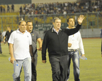 Vie des clubs JSK / Evacué pour des soins en France Hannachi reçoit le soutien de la famille footballistique