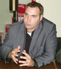 Le Suisse Raoul Savoy signe son contrat MCEE