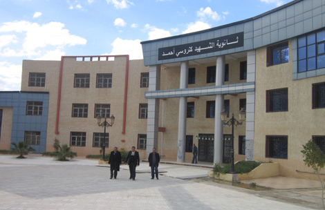 التلاميذ يعودون إلى ثانوية 