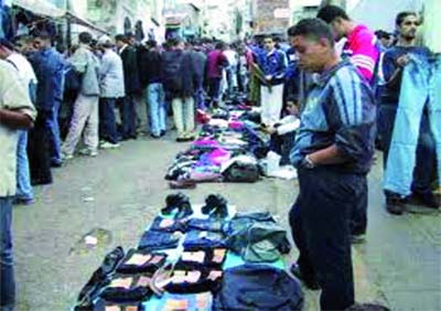 La station de bus envahie par les vendeurs à la sauvette