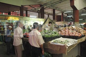 Les Algériens dénoncent la cherté de la vie LASSES DE VOIR LEUR POUVOIR D'ACHAT SANS CESSE SE DEGRADER