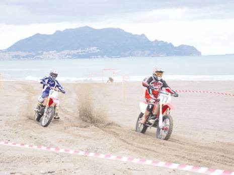 Enduro pour les motos sur le sable de Tichy Compétition de Sports mécaniques le week-end dernier à Béjaïa