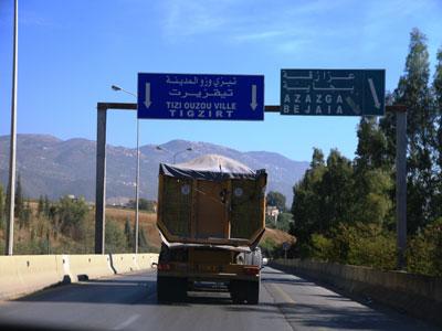 Des écoliers en danger de mort au c'ur de la ville Un arrêt pour transporteurs de marchandises devant une école primaire