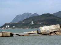 La digue de protection du port de pêche de Tala-Ilef (Béjaïa) fracturée par la houle