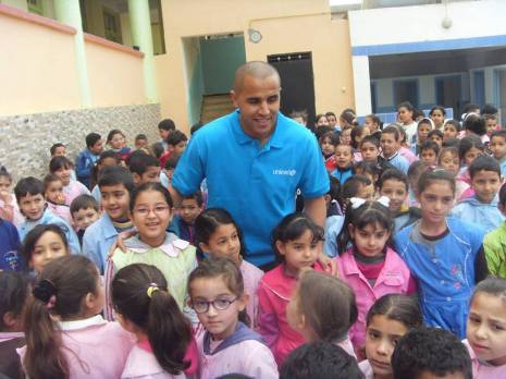 Madjid Bougherra fait l'événement Visite Surprise dans une école de Aïn Tagouraït