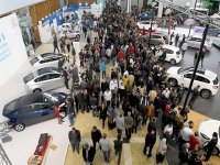 Quand les familles rivalisent avec les professionnels au salon de l'automobile