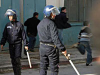 توقيف عشرين شخصا بينهم حقوقيون .. عيد الزربية بغرداية يتحول إلى مواجهات عنيفة بين متظاهرين وقوات مكافحة الشغب