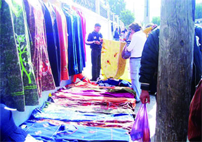 Le marché informel, une aubaine pour les petites bourses