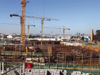 la tête dans les nuages... mais sur les épaules grutiers du Chantier de la Grande mosquée d'Alger