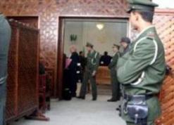 التماس المؤبد لعصابة السرقة ونصب الحواجز المزيفة بتيزي وزو عثر بحوزتهم على مسدس ناري وغاز مسيل للدموع وألواح ترقيم